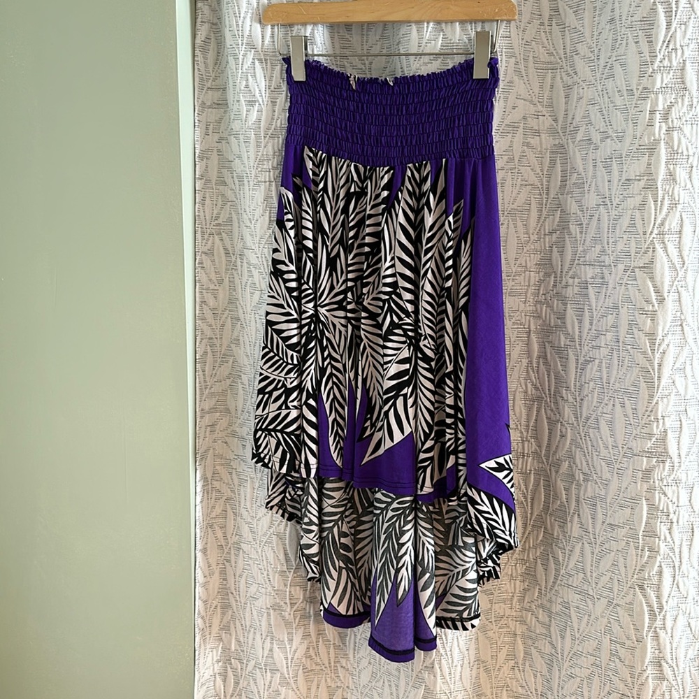 Asymmetrical skirt.